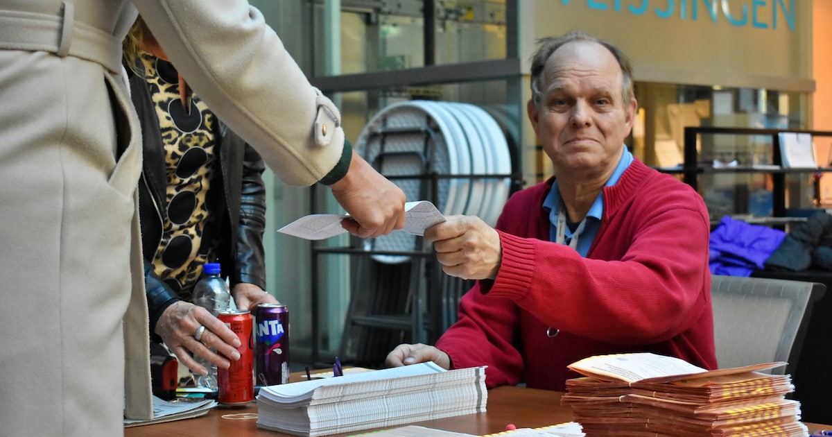 Jan Wim helpt mee op het stembureau in Vlissingen: ‘Ik word er blij van’