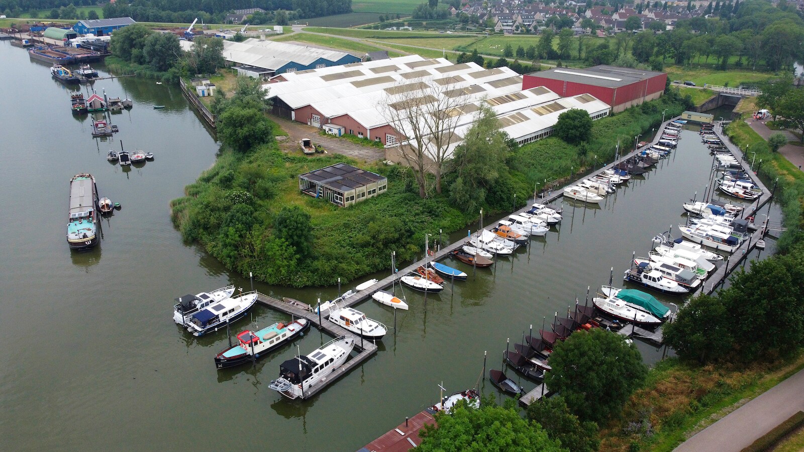 De bedrijfspanden aan de Hoge Maasdijk in Woudrichem.