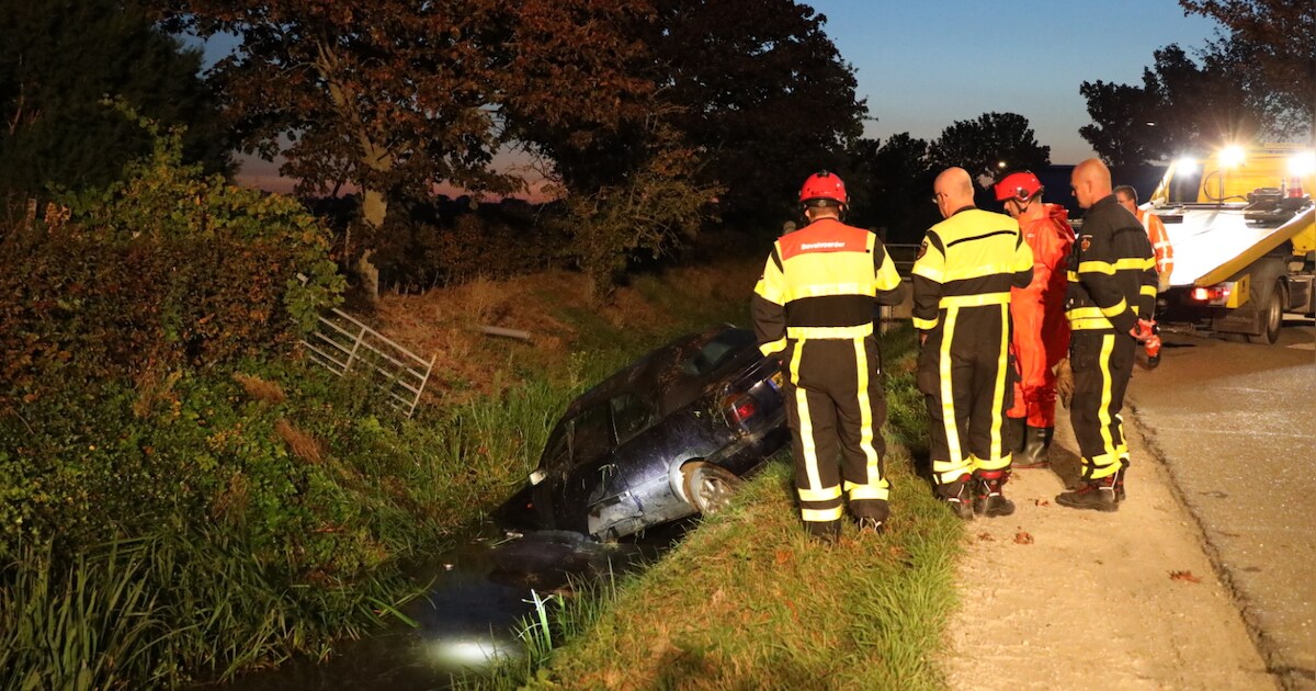 Auto op zijn kop in sloot in Babyloniënbroek, bestuurder spoorloos