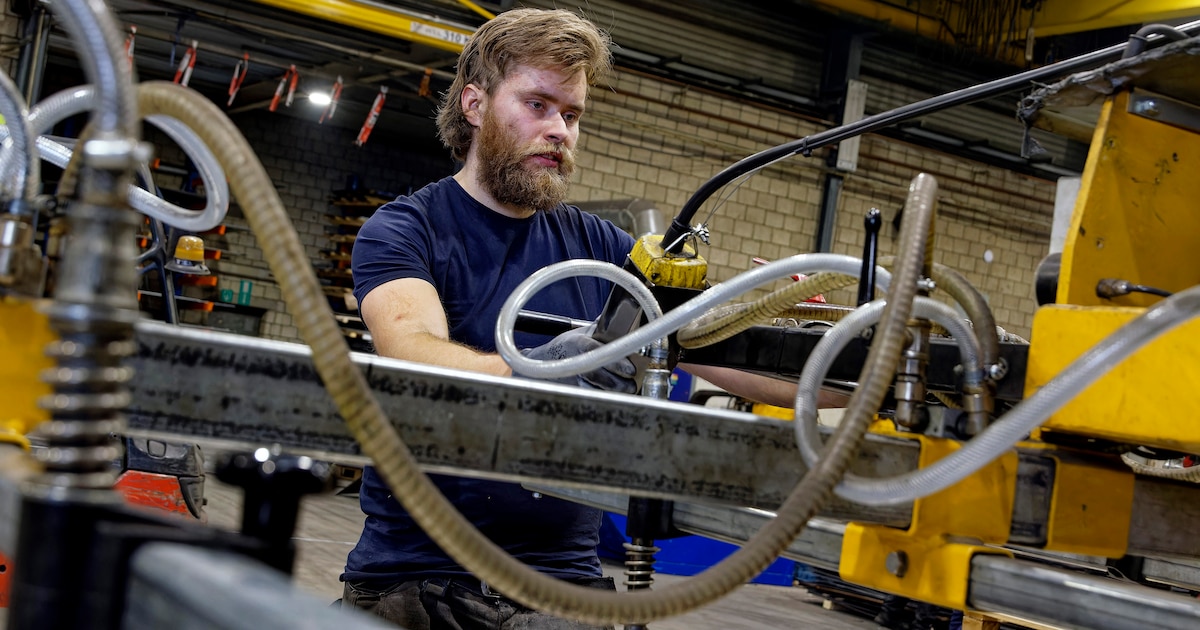 In acht weken wordt Max klaargestoomd voor een baan waar hij zelf nóóit aan gedacht had
