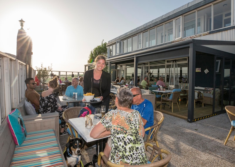 Bedrijfsleidster Iris Krijnen serveert de friet.