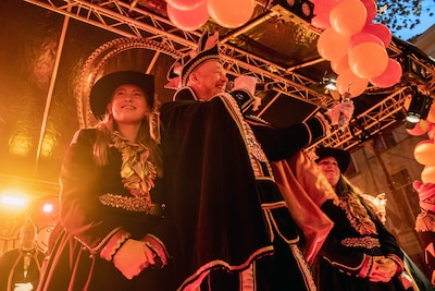 Duizenden leutkeutels heten Prins Driekus d’n Tweejde welkom tijdens Elluf-Elluf in het Kielegat