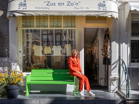 Jozien (61) heeft een knusse winkel met kinderkleding: 'Kinderen gaan hier soms brullend weg'
