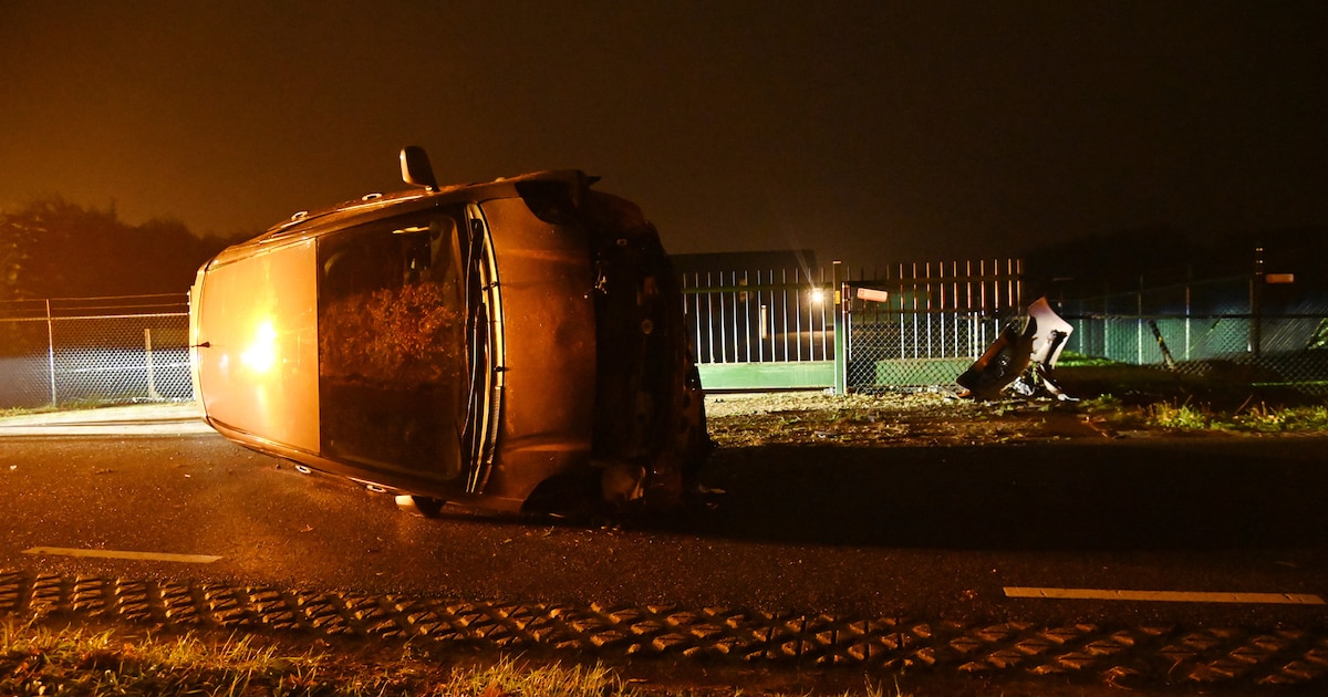 Automobilist rijdt eerst sloot in en stuitert daarna terug de weg op in Hoeven