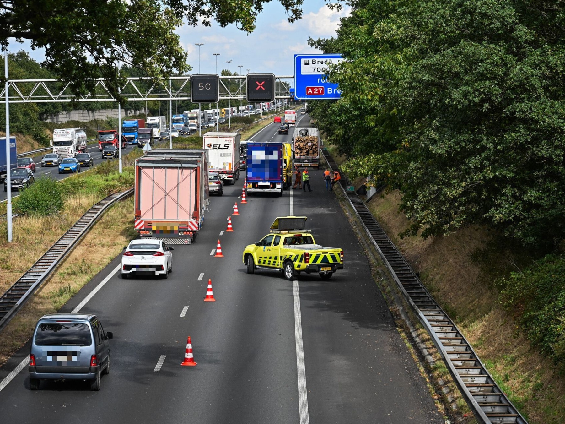 Vrachtwagens botsen op A58 van Breda naar Tilburg, levert half uur vertraging op