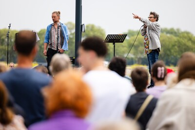 Paar honderd man demonstreren tegen Dordts azc: ‘Eerlijk gezegd denken we dat het niets uithaalt’