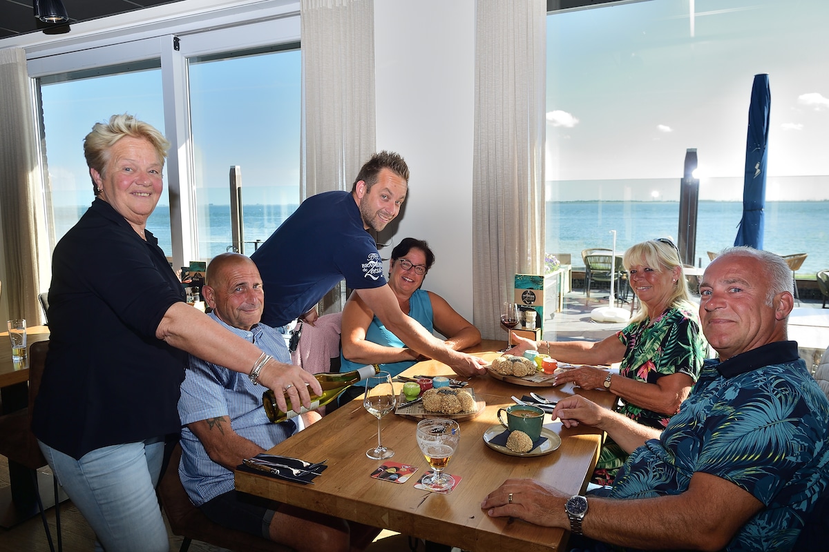 Ook bij de vernieuwde Brasserie De Zeester is uitzicht over de Oosterschelde een sterk punt.