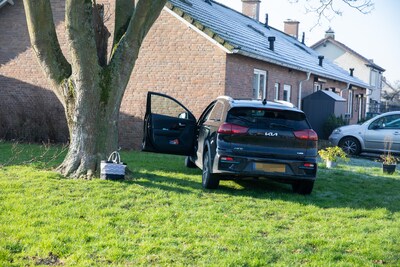 Auto mist op haar na een woning na crash in Sint Willebrord: brokstukken liggen over heel de weg