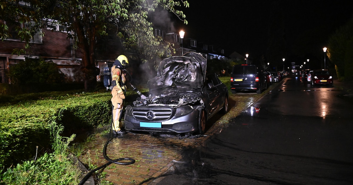Geparkeerde taxi in brand in woonwijk Breda