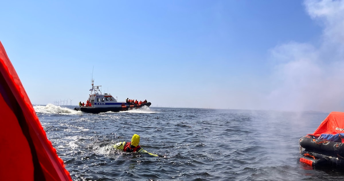KNRM redt kitesurfer voor kust van Westkapelle