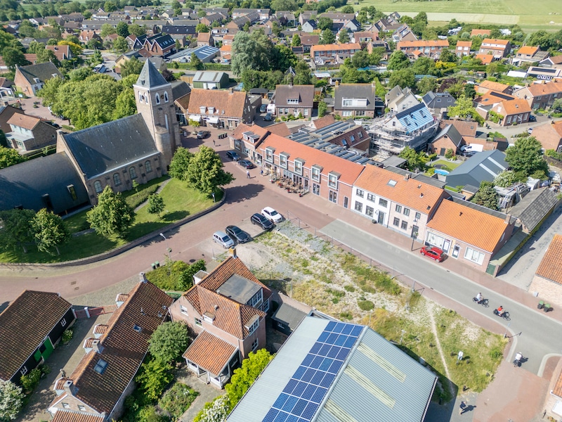 Het stuk grond waar het allemaal om draait in het dossier Torenstraat. Met de vijf parkeerplaatsen links daarvan.