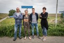 Jacobien van den Dorpel, Mirelle Minning, Janneke Vos en Arjan Fierloos wonen in buurtschap Roelshoek bij Krabbendijke. Zij en drie andere buren willen zo snel mogelijk worden uitgekocht door TenneT zodat ze verder kunnen het hun leven.