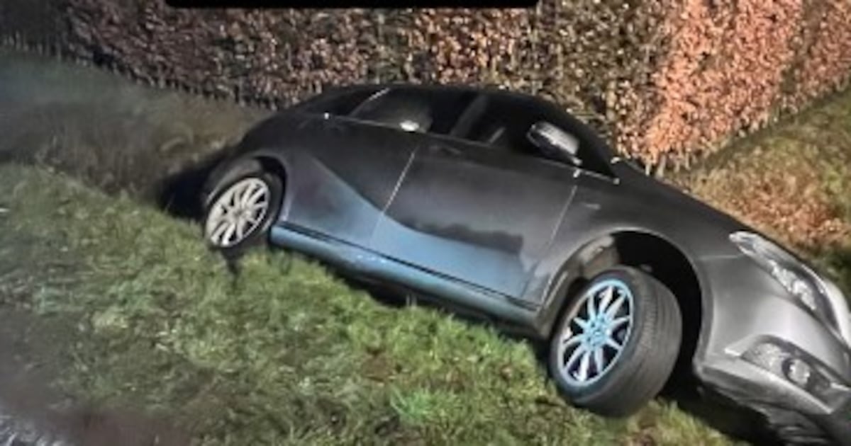 Automobiliste schat bocht verkeerd in en belandt met auto op zijkant in Wernhout