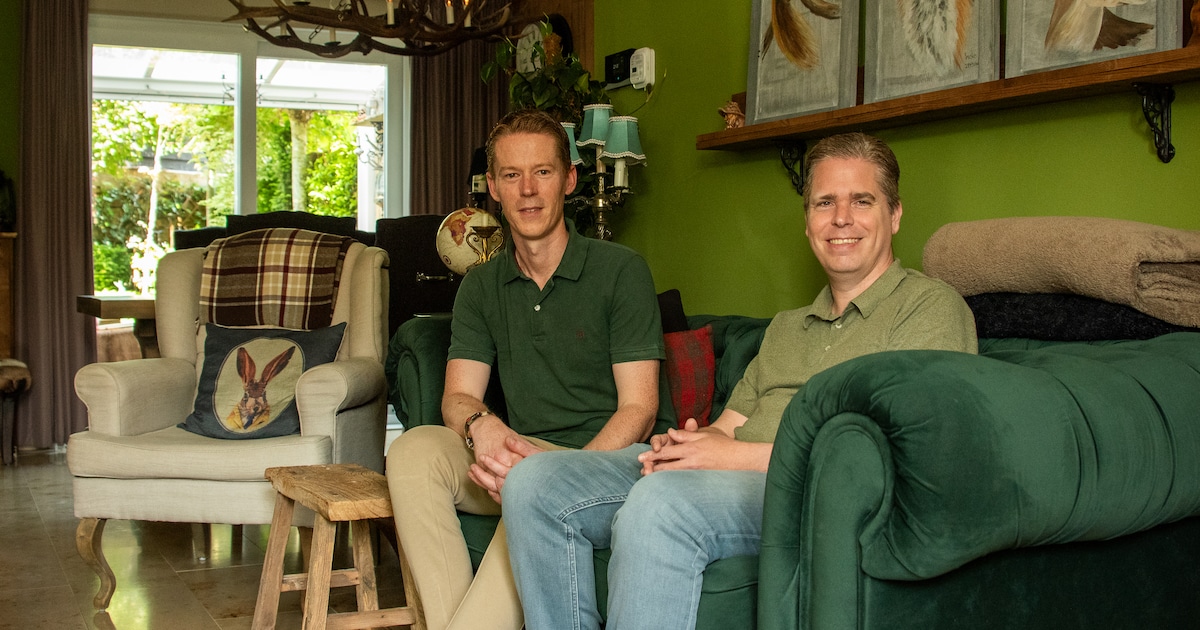 Van buiten een doodgewone woning uit de jaren 90, maar binnen hertengeweien, koekoeksklok en een ‘wi