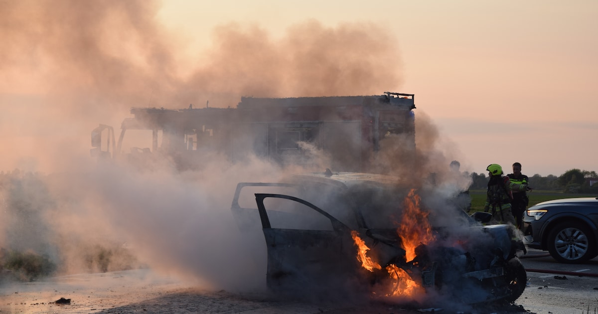 Auto vliegt in brand na harde botsing in Scharendijke