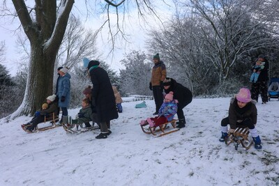Dak schaatshal ingestort, problemen op spoor en A58 deels dicht, maar Brabant geniet ook volop van d