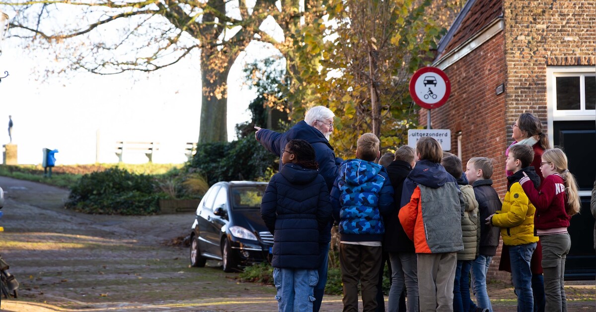 Geschiedenisles in de buitenlucht: scholieren uit Almkerk verkennen Woudrichem | Altena
