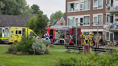 Zwaargewonde bij woningbrand aan de Troelstraweg in Dordrecht, traumahelikopter geland