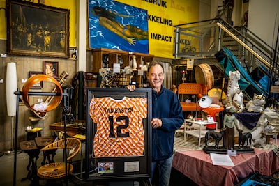 Kringloopwinkel veilt het shirt van Van Basten uit 1988: ‘Hoe het in de kringloop belandde, blijft een raadsel’