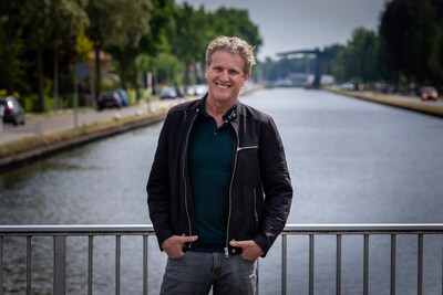 Doodzieke vrouw ontdekt diefstal door eigen boekhouder: misdaadjournalist confronteert hem op tv