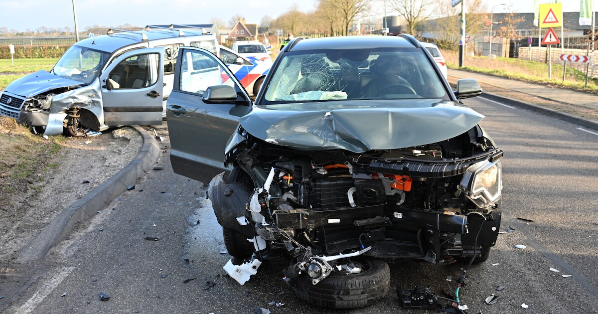 Grote schade bij afrit A58 in Bavel: twee auto’s botsen, inzittende gewond naar ziekenhuis | 112 nie