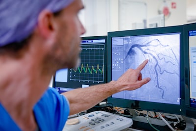 Levensgevaarlijk plastic kan in bloed komen, ziekenhuizen JBZ en Amphia stoppen met dotteren