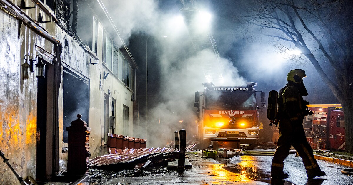 Roetdeeltjes na grote brand in Westmaas: gemeente maakt speelplek schoon