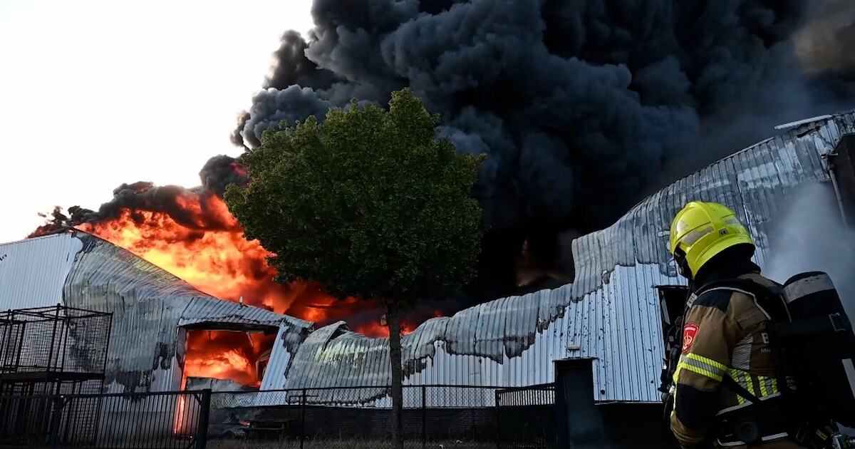 Gigantische zwarte rookpluimen boven Udenhout, maar blussen had volgens de brandweer geen zin meer