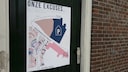 Verspreid door de stad hebben de winkeliers uit de Raadhuisstraat posters opgehangen.