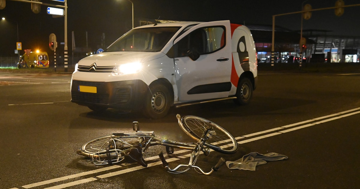 Vrouw op fiets raakt gewond op kruising in Breda