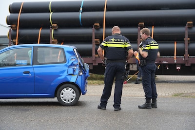 Trein ramt auto op onbewaakte overweg in Moerdijk, bestuurder komt met de schrik vrij