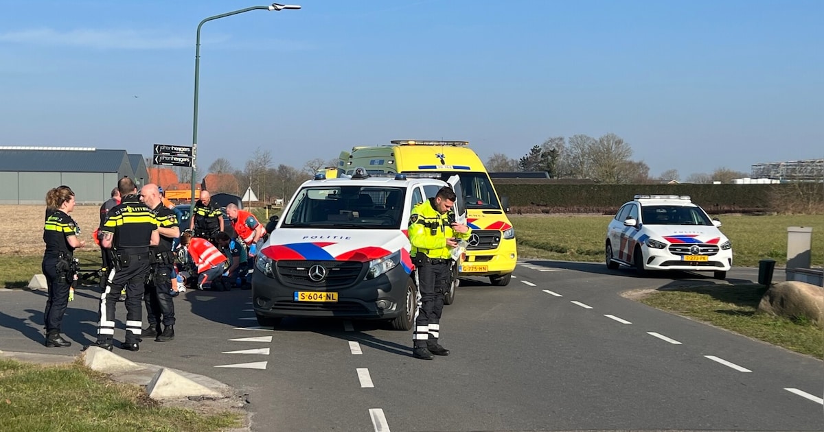 Wielrenner raakt zwaargewond bij botsing met auto in Rijsbergen, traumahelikopter landt bij kruising