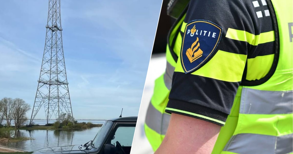 Waaghalzen basejumpen vanaf elektriciteitsmast op strand van Numansdorp