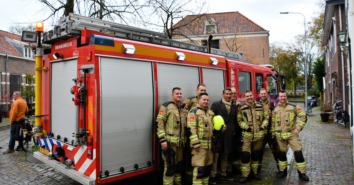 Danny Vera op de foto met de Middelburgse brandweer na brandmelding in Oostkerk