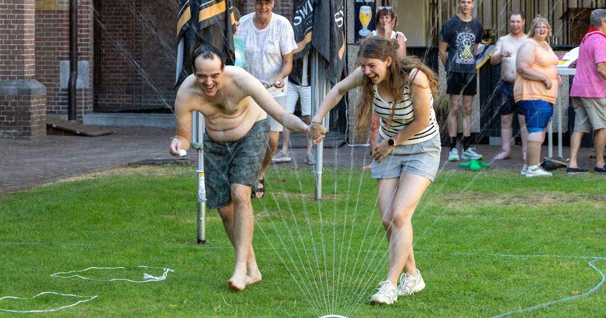 Rennen door de sproeier en spelen met een waterpistool: onvergetelijke week voor Jack, Priscilla en 
