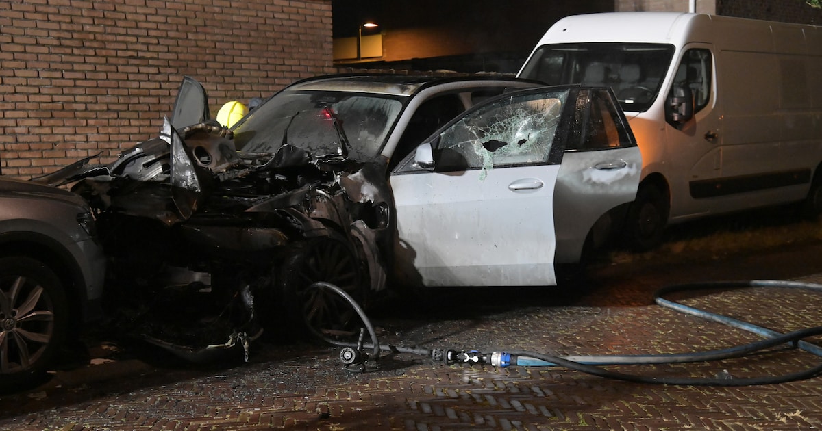 Auto uitgebrand in Breda, omwonenden moeten huis uit door rookontwikkeling
