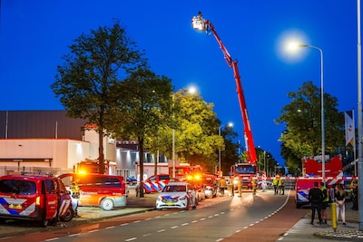 Gele dampen nadat balk in salpeterzuur valt in Eindhoven, speciaal team arriveert met zeven wagens