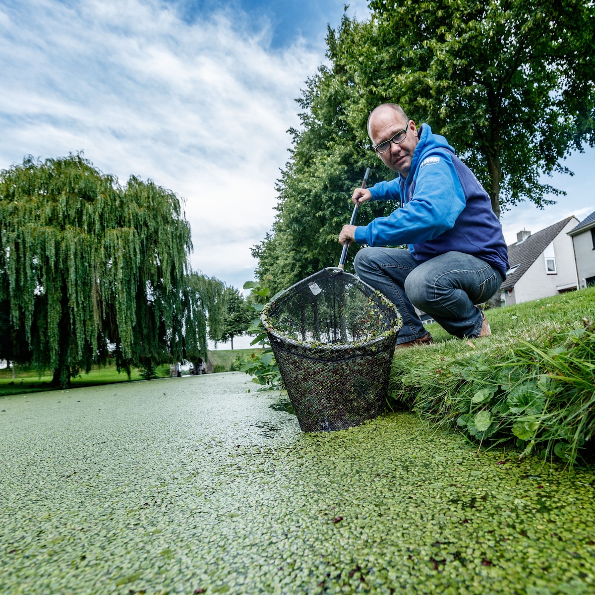 Voorzitter Jack Schoep van visvereniging 't Wachtertje klaagt over onderhoudstoestand van vestingwater in Klundert. Kroos tiert er welig.