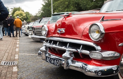 Roosendaalse jongeren organiseren oldtimerrit speciaal voor leeftijdsgenoten