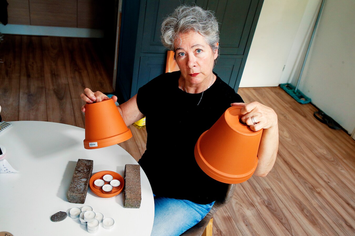 Wilma Maree met haar terracotta-verwarming.
