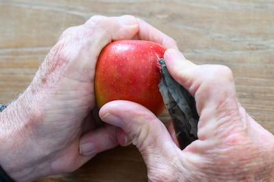 5000 jaar oud stenen mes weer terug in Terheijden: snijdt nog zo door een appel heen