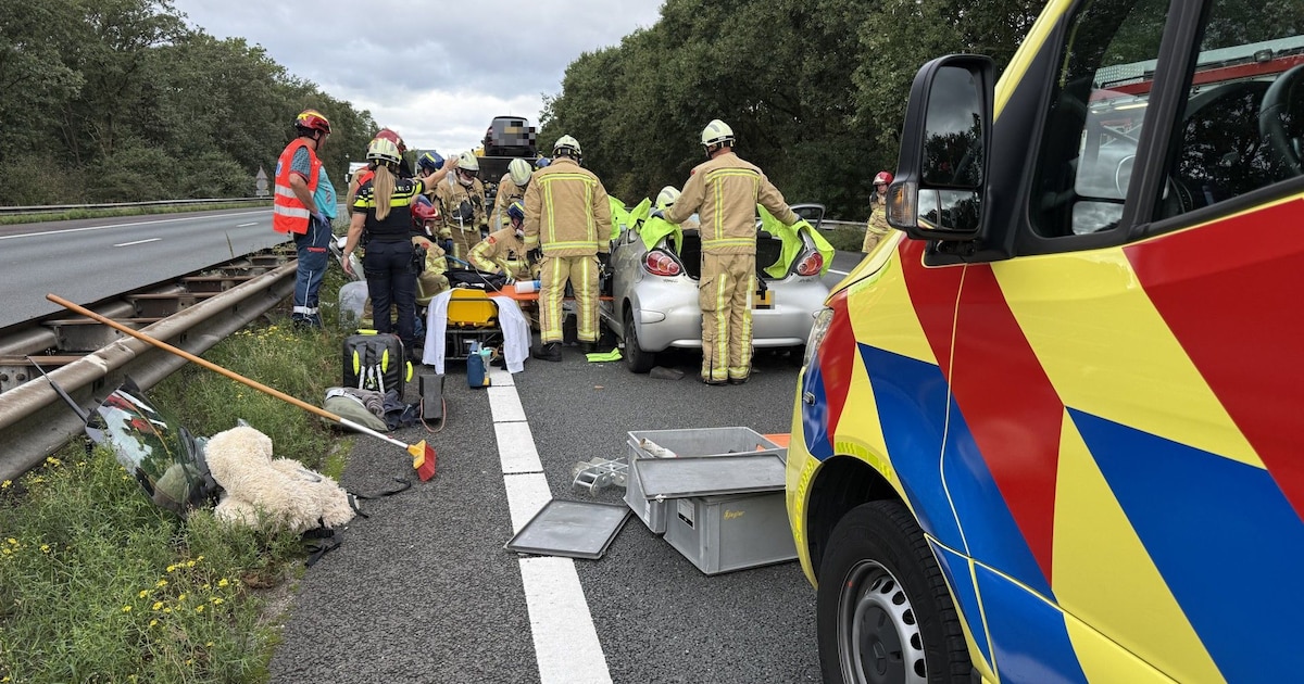 Vijf voertuigen botsen op A67 bij Geldrop, snelweg dicht