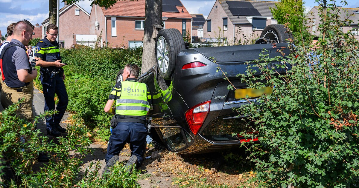Bestuurder raakt gewond bij ongeluk in woonwijk Sprundel: auto ondersteboven, traumahelikopter landt