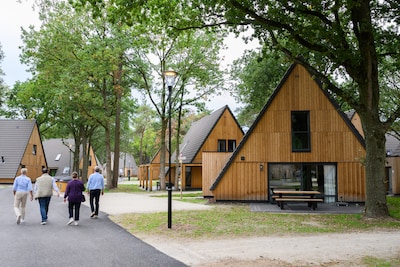 De Katjeskelder opent 43 opgeknapte vakantiehuizen met sauna en buitenbad