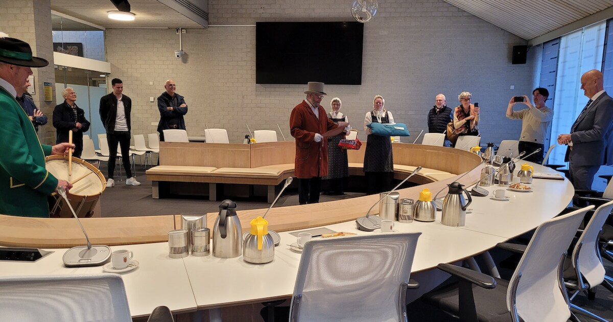 Op een fluwelen kussen overhandigt Knegsel haar toekomst aan de gemeente