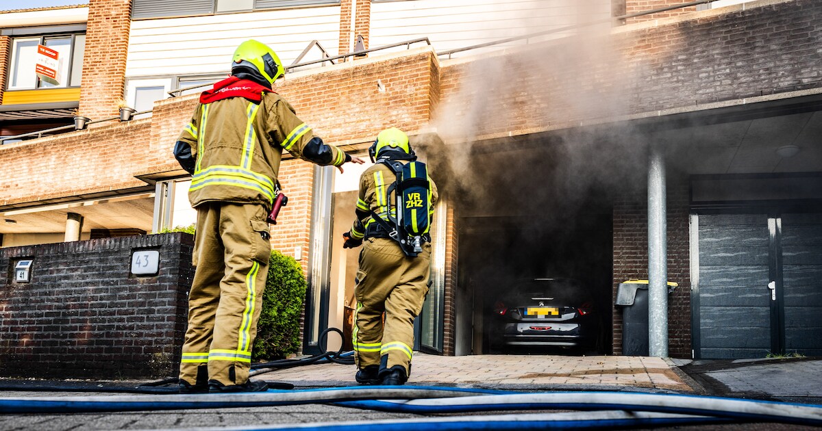 Brand in garage onder huis aan Schorredijk in Puttershoek | Hoeksche Waard