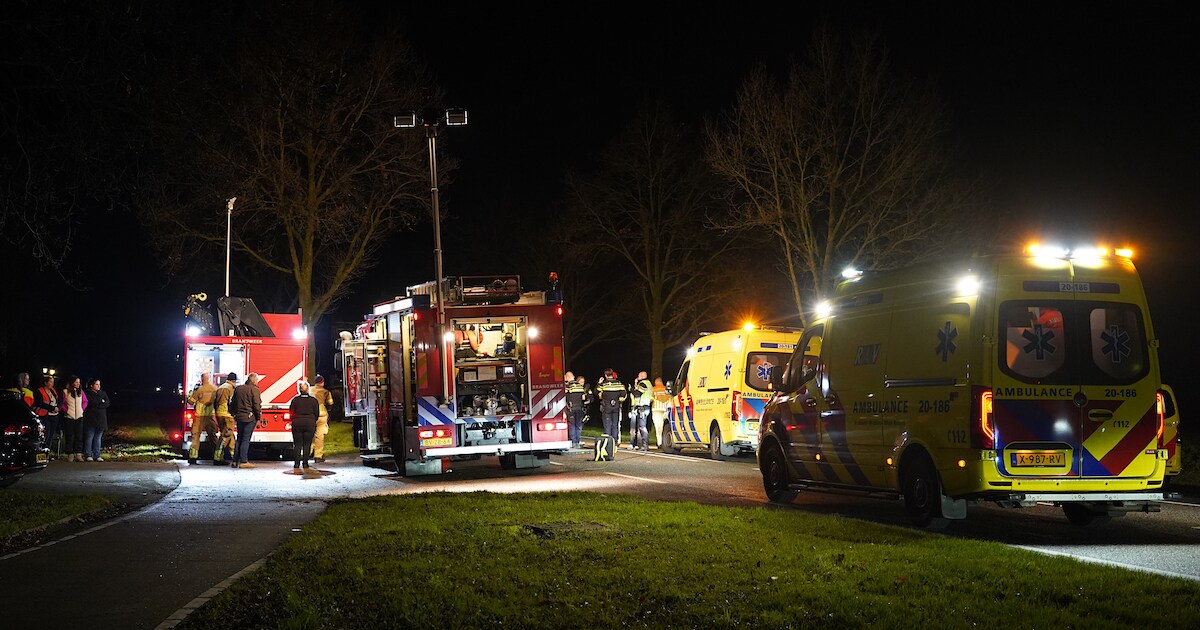 Auto rijdt op verkeerde weghelft op N260 bij Alphen, 19-jarige vrouw ernstig gewond