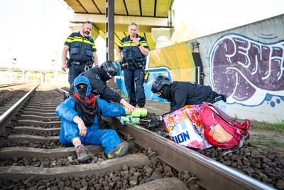 Wéér ketenen activisten zich vast op spoor, tot frustratie van haven: toch zijn zulke acties ‘niet te voorkomen’